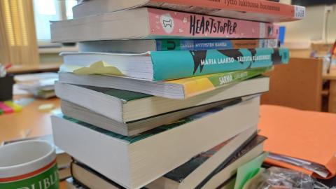 Korkea pino erilaisia kirjoja.