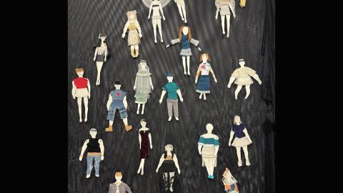 Paperisia nukkeja, joille on tehty muotiasuja kankaasta.