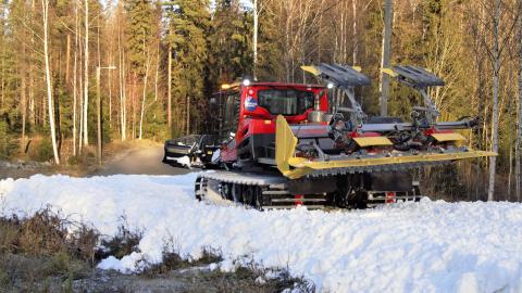 Lunta levitetään ladulle Kaupin urheilupuistossa.