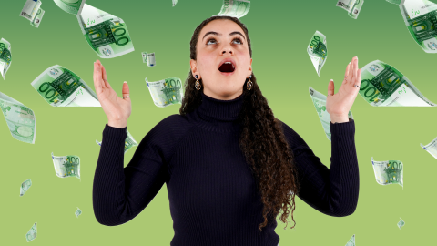 Nuori katsoo ylös kädet ylhäällä ja taivaalta sataa rahaa.