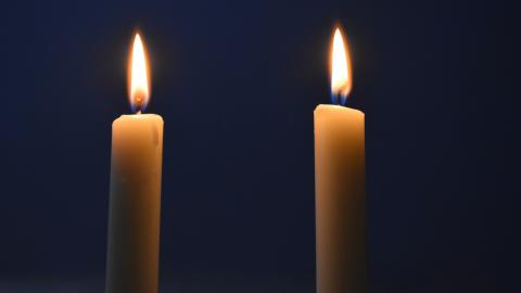 Kaksi valkoista kynttilää palamassa itsenäisyyspäivän kunniaksi.
