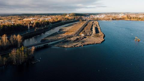 Näsisaari, etualalla Pölkkylän raitiotiesilta ja saaren halkovaa raitiotietä.