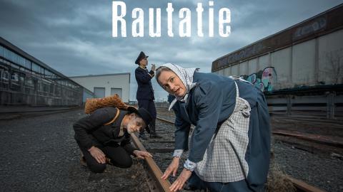 Kuvassa näyttelijät Auvo Vihro, Annuska Hannula ja Minna Hokkanen rautatien varrella. Teksti Juhani Aho Rautatie.