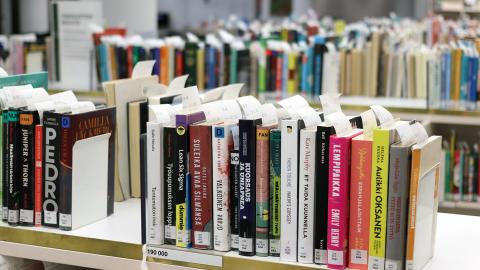 Kirjoja pääkirjasto Metson varaushyllyssä. 