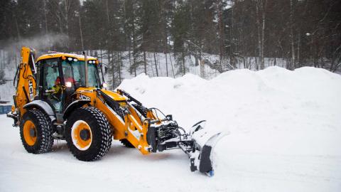 Auraustrakori lumikasan kimpussa.
