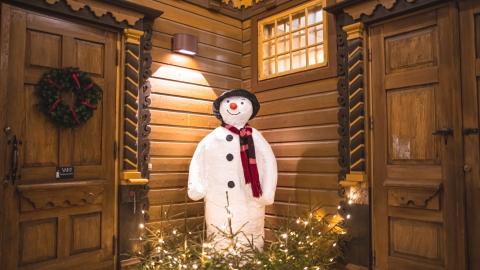 Lumiukko Tallipihalla.