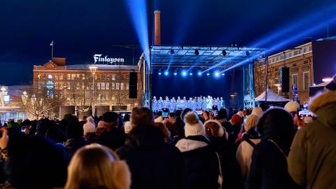 Ihmisiä katsomassa konserttia Keskustorilla.