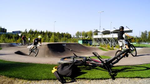 Poikia pyöräilee Vuoreksen pumptrackillä. 