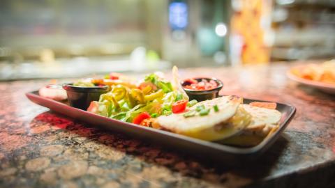 Ruoka-annos lautasella.