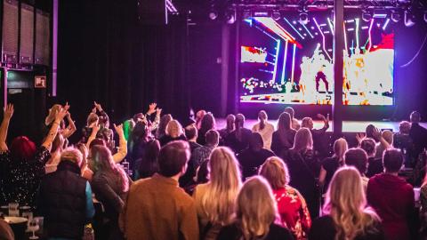 Ihmisiä bileissä Tavara-asemalla