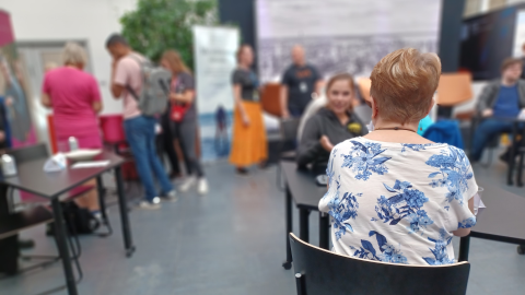 Työnantaja haastattelee työntekijää työnhakutapahtumassa. 