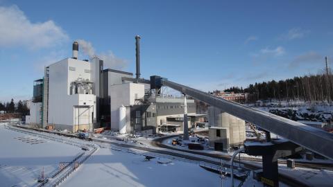 Biovoimalaitos Naistenlahden rannassa talvisena päivänä.