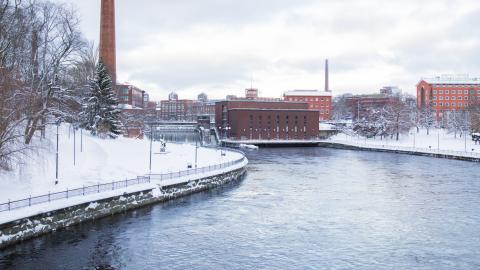 Talvinen Tammerkoski-maisema Tampereen keskustasta.