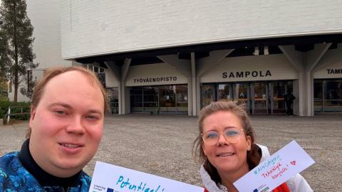 Projektin vetäjät poseeraavat selfiessä tekoälykirjanmerkkien kanssa. 