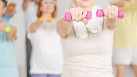 ryhmässä seisovia naisia, joilla käsipunnukset kädessä 