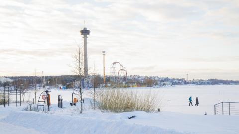 Talvinen maisema Ranta-Tampellasta kohti Särkänniemeä, ihmisiä.