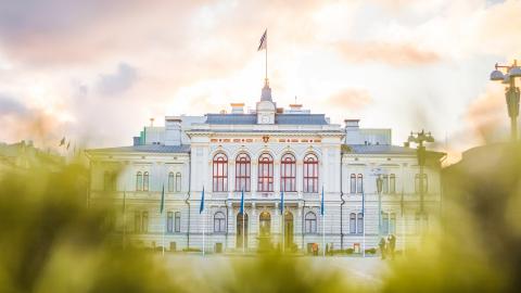 Keskustori ja raatihuone kesäaikaan.