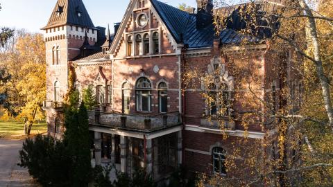 Idamanin huvila on punatiilinen kaunis vanha rakennus, jossa on linnamainen torniosa ja koristeelliset ikkunat ja lisäksi talon ympärillä on vanhoja isoja puita.