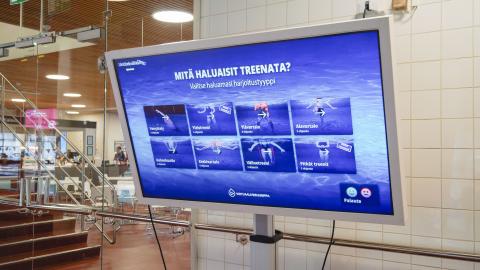 Virtuaalivesijumppanäyttö Tampereen uintikeskuksessa.