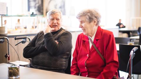 Ikäihmisiä lounaalla