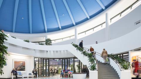 Pääkirjaston aula ja parvikerrokseen vievät portaat.