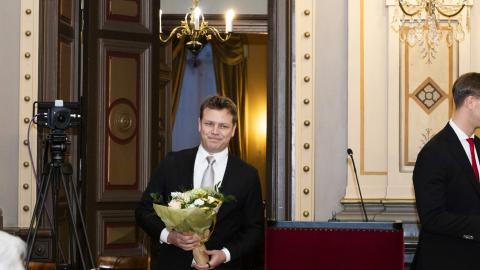 Jaakk.o Mustakallio onnittelukukat kädessään