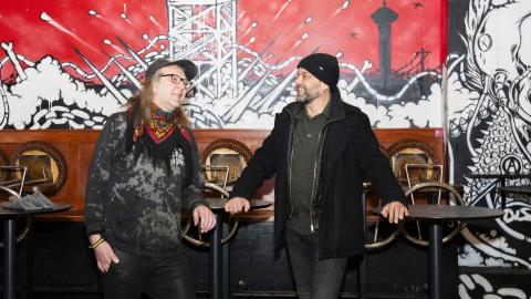 Kaksi miestä Vastavirta-klubilla