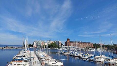 Kuvassa satama ja veneitä Naistenlahdessa.