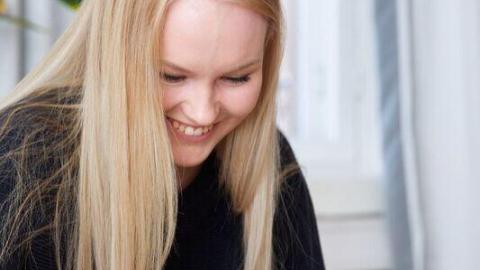 Nuori täyttämässä lomaketta