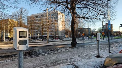 Sähköauton latauspaikkoja Heinätorin varrella.