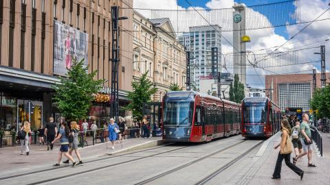 Raitiovaunut Tampereen keskustassa Hämeenkadulla.