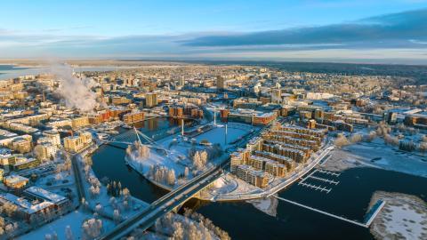 Tampereen keskusta Ratinan suuntaan ilmasta kuvattuna aurinkoisena talvipäivänä. 
