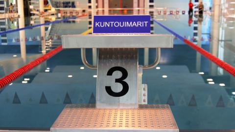 Uima-altaan radan numero sekä hyppyjakkara