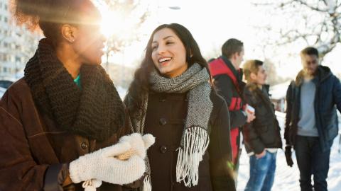 Viisi henkilöä talvisessa maisemassa