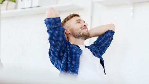 Iloinen yrittäjähenkilö toimistossa.