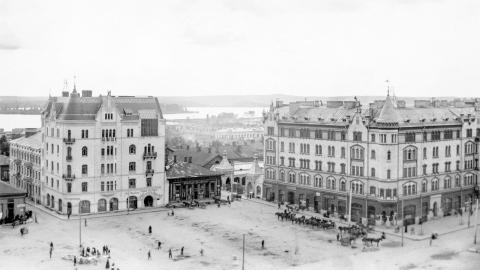 Mustavalkoisessa valokuvassa Tampereen keskustan rakennuksia.