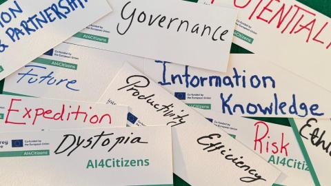 Eri käsialoilla kirjoitettuja vastauslappuja sikin sokin. Lapuissa englanninkielisiä tekoälyyn ja tulevaisuuteen liittyviä termejä.