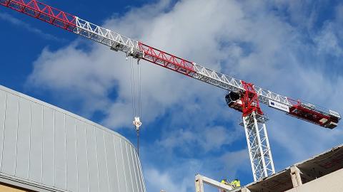 Kuvassa nosturi rakennustyömaalla.