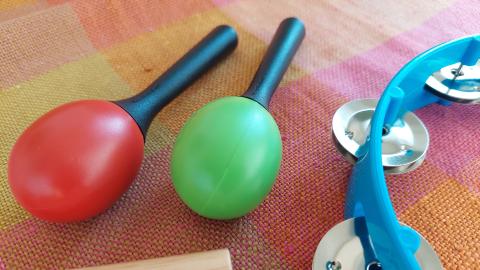 Värikkäät marakassit, helistin ja puukapulat.