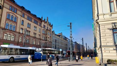 Busseja, kävelijöitä ja Ratikka Hämeenkadulla, Raatihuoneen kohdalla.