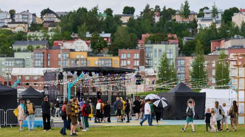 Festivaalimaisema, jonka takana kohoaa Pispalan rinteet. 