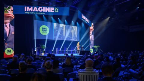 Nainen puhuu tapahtuman lavalla.