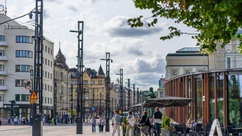 Maisema vilkkaasta Hämeenkadusta pilvisenä kesäpäivänä. 