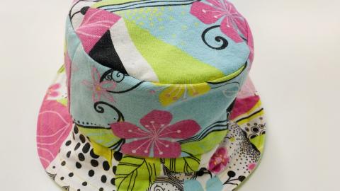 Pohjolan kädentaitopajassa Koukkuniemen asukkaalle tehty kesähattu.