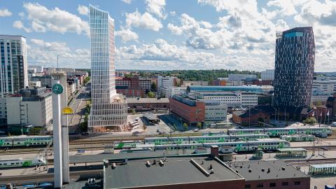 Havainneilmakuva korkeasta rakennuksesta Pakkahuoneenaukiolla.