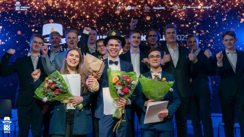 Kuva Talousguru-kilpailun 2025 voittajista, keskellä edessä Lauri Nyhä