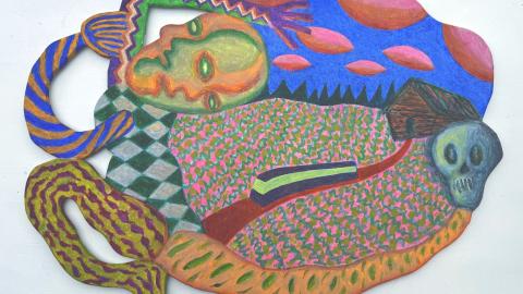 Värikäs taideteos, jossa näkyy vihreät kasvot, pääkallo ja maisema, jossa pellon halki ajaa bussia muistuttava kulkuneuvo.