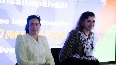 Kaksi romaninaista esiintyvät romanipäivän juhlassa.