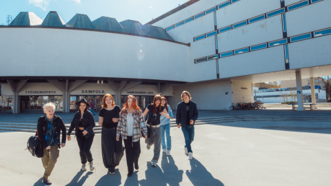 Opiskelijoita Tammerkosken lukion edessä