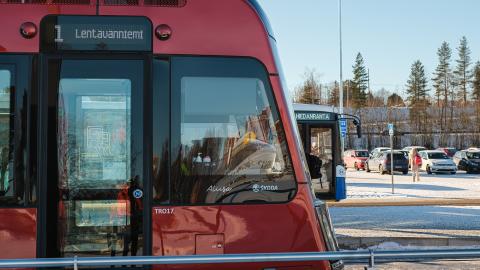 Punaisen ratikan ja sinisen bussin keulat.